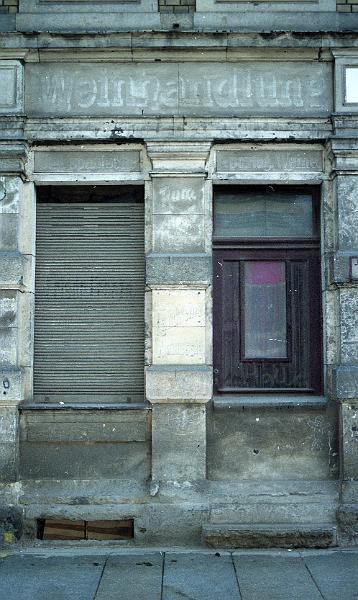 Dresden-Pieschen, Altpieschen 3, 27.6.1995 (1).jpg - Weinhandlung - Rum, Arac, Cognac - Div. Landweine, Weinessig
